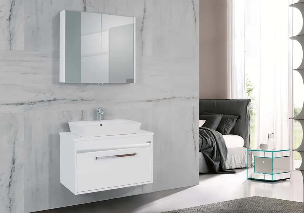 Beyaz banyo dolabı, ayna modülü ve lavabo